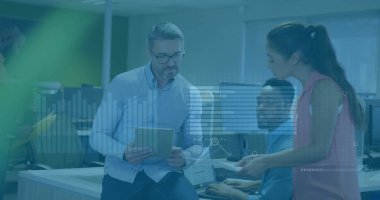 Ofisteki çeşitli iş adamlarıyla ilgili finansal veri işleme resmi. Küresel finans, iş, bağlantılar, hesaplama ve veri işleme kavramı dijital olarak oluşturuldu.