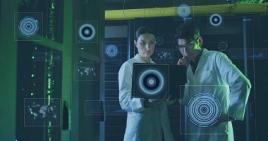 Bilgisayar sunucuları tarafından dizüstü bilgisayarla tasarlanan çeşitli erkek ve kadın verilerinin görüntüsü. veri işleme, bulut hesaplama konsepti ve teknoloji konsepti dijital olarak oluşturulmuş görüntü.