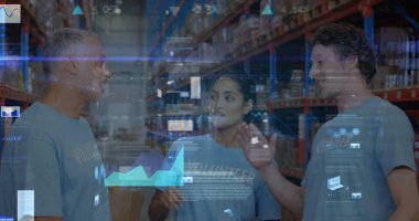 Depoda, erkek ve kadın gönüllülere karşı veri işleme ekranları birbirlerine beşlik çakıyor. lojistik ve ulaşım sektörü kavramı