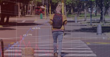 Sokakta yürüyen albino Afrikalı Amerikalı bir adamın mali veri işleme görüntüsü. Küresel iş, finans ve dijital arayüz kavramı dijital olarak oluşturulmuş görüntü.