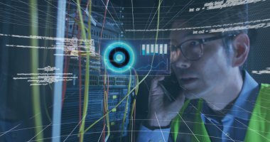 Asyalı bir erkek üzerinde telefon kontrolü yapan bir bilgisayar mühendisi. veri işleme, bulut hesaplama konsepti ve teknoloji konsepti dijital olarak oluşturulmuş görüntü.