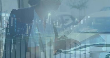 Ofiste çalışan bir iş kadınının mali veri işleme görüntüsü. küresel finans ve iş konsepti dijital olarak oluşturulmuş imaj.