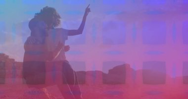 Pembe kare desenli Afro-Amerikan çift üzerinde kayaların üzerinde oturan bir yönü işaret ediyor. Aşk ve ilişki kavramı