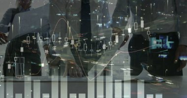 İş adamları üzerinde finansal veri işleme görüntüsü. global business, finans, data işleme ve dijital arayüz kavramı dijital olarak oluşturuldu.