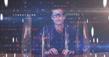 Yüzen ve dönen şekiller, beyaz erkek hacker üzerinde veri işleme gözlük takan, dizüstü bilgisayar kullanan. Dijital kompozit resim