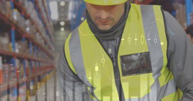 Depoda tarama cihazı kullanan beyaz erkek işçilere karşı istatistiksel veri işleme. lojistik ve ulaşım sektörü kavramı