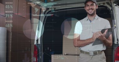 Beyaz tenli teslimatçıya karşı istatistiksel veri işleme, kağıt kontrolü ve gülümseme. lojistik ve ulaşım sektörü kavramı