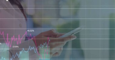 Akıllı telefon kullanan Asyalı bir kadının veri işleme görüntüsü. Küresel iş ve dijital arayüz kavramı dijital olarak oluşturulmuş görüntü.