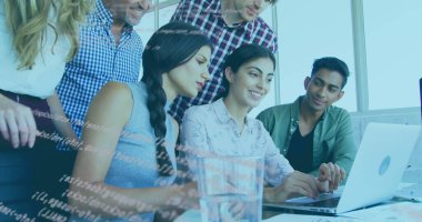 Laptop kullanan bir grup meslektaşın veri işleme görüntüsü. dijital arayüz küresel bağlantı ve dijital olarak oluşturulan bilim konsepti.