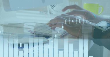 Bilgisayar klavyesine ve karton kutulara yazı yazan adamın mali veri işleme resmi. Dijital olarak oluşturulan küresel gönderim ve dağıtım konsepti.