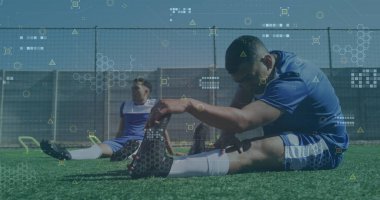 Farklı futbol oyuncularının sahada veri işleme görüntüsü. Spor, rekabet ve veri işleme kavramı dijital olarak oluşturulmuş imaj.