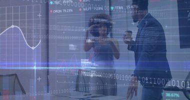 Ofisteki çeşitli iş arkadaşlarıyla ilgili finansal verilerin ve grafiklerin resmi. İş, finans, ekonomi ve işbirliği konsepti dijital olarak oluşturulmuş imaj.