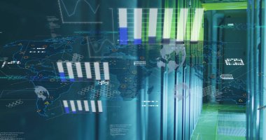 Bilgisayar sunucu odasında dünya haritasında istatistiksel veri işleme resmi. Bilgisayar arayüzü ve iş veri depolama teknolojisi kavramı