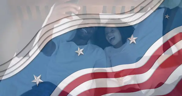 Kuva Lippu Usa Vilkuttaa Yli Afrikkalainen Amerikkalainen Isä Tytär Ottaa — kuvapankkivalokuva