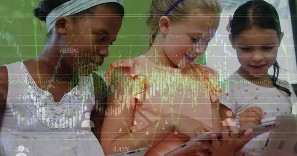 Imagem Gráficos Dados Financeiros Sobre Diversas Meninas Usando Tablet Sala — Fotografia de Stock