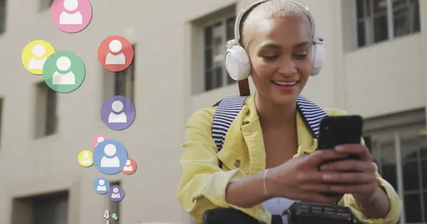 Imagen Iconos Redes Sociales Sobre Una Mujer Birracial Usando Teléfono — Foto de Stock
