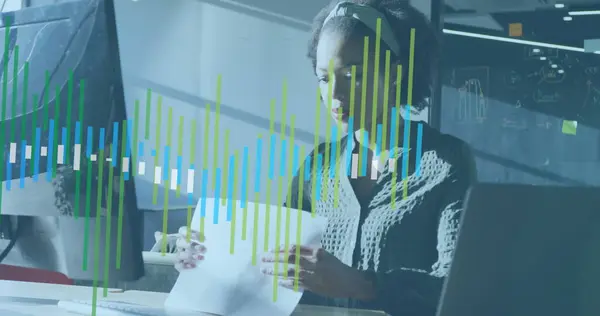 Bilde Økonomisk Databehandling Afrikansk Amerikansk Forretningskvinne Som Jobber Kontoret Globalt – stockfoto