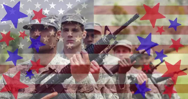 Skládá Červených Modrých Hvězd Nad Mužskými Vojáky Držícími Zbraně Americkou — Stock fotografie