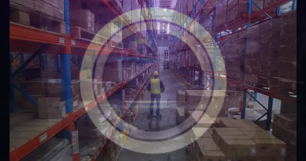 倉庫のセグウェイに乗っている男性労働者に対する抽象的な円形のイメージ ロジスティクスとビジネス技術コンセプト — ストック写真