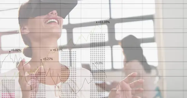 Bild Finansiell Databehandling Över Affärsmän Som Använder Headset Global Verksamhet — Stockfoto