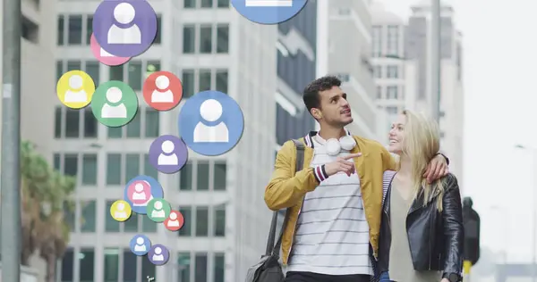 图片社交媒体图标漂浮在快乐的高加索夫妇散步和微笑 社交媒体和交流接口概念数字生成的图像 — 图库照片