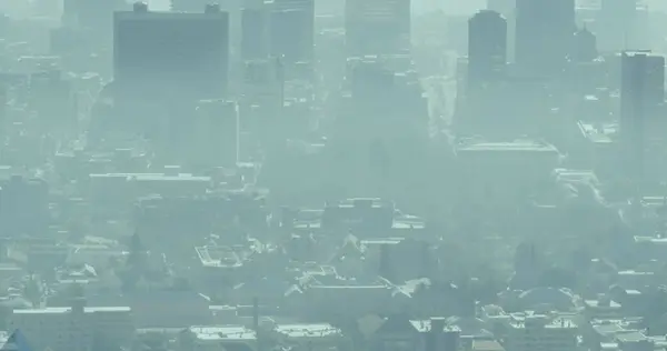 Kaupunkikuvaa Peittää Paksu Savusumukerros Joka Viestittää Saasteongelmista Haze Korostaa Ympäristöongelmia — kuvapankkivalokuva