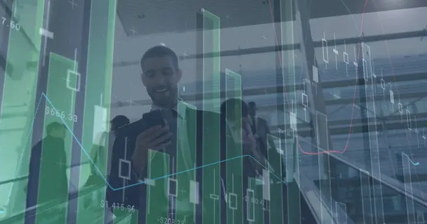Imagem Processamento Dados Sobre Homem Negócios Caucasiano Escadas Usando Smartphone — Fotografia de Stock