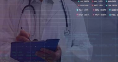 Hastanedeki beyaz erkek doktorun veri işleme ve diyagramlarının animasyonu. Teknoloji, tıp ve dijital arayüz kavramı dijital olarak oluşturulmuş video.