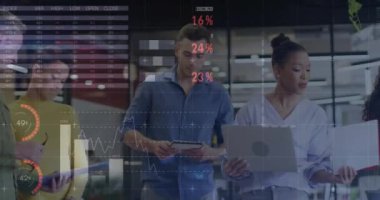 Veri işleme ve diyagramlarının animasyonu ofiste iş tartışan çeşitli meslektaşlar üzerine. Küresel iş ve dijital arayüz kavramı dijital olarak oluşturulmuş video.