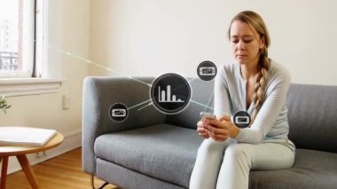 Akıllı telefon kullanan beyaz kadın üzerindeki grafik simgeleriyle bağlantı ağının animasyonu. Dijital olarak oluşturulmuş küresel bağlantılar, hesaplama ve veri işleme kavramı.