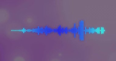Mor arkaplandaki Bokeh ışık noktalarının üzerinde parlayan mavi çizgi ses sayacının animasyonu. Bağlantı, veri, ses, işlem, dijital arayüz ve iletişim, dijital olarak oluşturulmuş video.