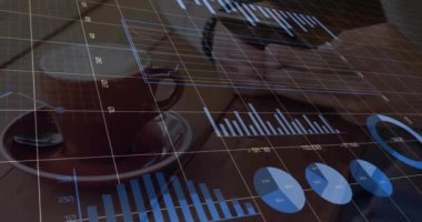 Beyaz adamın akıllı telefon kullanarak veri işleme animasyonu. Küresel iş, bağlantılar, hesaplama ve veri işleme kavramı dijital olarak oluşturulmuş video.