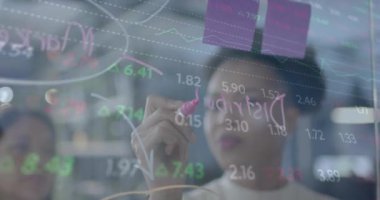 Ofisteki çeşitli iş kadınları üzerinde finansal veri işleme animasyonu. Küresel finans, iş, bağlantılar, hesaplama ve veri işleme kavramı dijital olarak oluşturulmuş video.