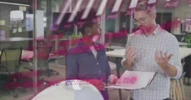 Çeşitli meslektaşların iş tartışmaları üzerine veri işleme ve diyagramların animasyonu. İş, teknoloji ve dijital arayüz kavramı dijital olarak oluşturuldu.