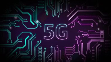 5G metin ve devre kartı üzerinde dijital veri işleme animasyonu. Dijital olarak oluşturulmuş küresel bağlantılar, hesaplama ve veri işleme kavramı.