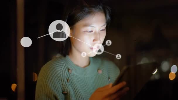 Animacja Sieci Połączeń Ikonami Ponad Azjatycką Bizneswoman Casual Pomocą Tabletu — Wideo stockowe