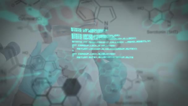Kimyasal Formülün Animasyonu Aşı Hazırlayan Beyaz Erkek Doktorun Veri Işlemesi — Stok video