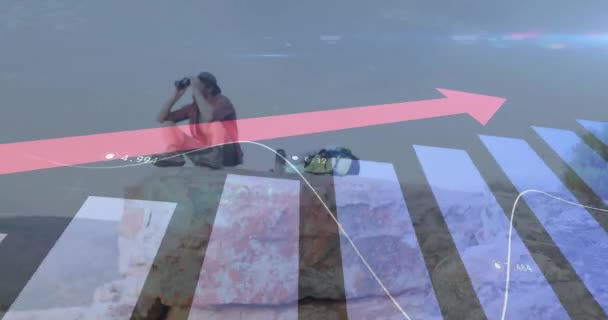 山でハイキングする白人男性を超えた財務データ処理のアニメーション グローバルな旅行 コンピューティング デジタルインターフェースのコンセプトがデジタル生成されたビデオ — ストック動画