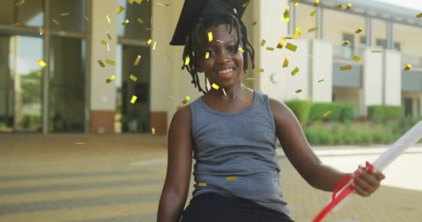 Animación Confeti Oro Sobre Feliz Colegial Afroamericano Con Diploma Usando — Vídeo de stock