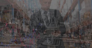 Depodaki beyaz adamın üzerinde hareket eden finansal grafiklerin resmi. Küresel ticaret, finans ve ekonomi kavramı dijital olarak üretilen imaj.