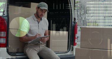 Teslimatçı ve minibüsün istatistik ve mali veri işleme görüntüsü. küresel gönderim, dağıtım, iş, veri işleme ve teknoloji konsepti dijital olarak oluşturuldu.