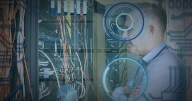 Beyaz adamın bilgisayar sunucusu üzerinden tarama ve veri işleme görüntüsü. küresel hesaplama ve veri işleme kavramı dijital olarak oluşturulmuş resim.