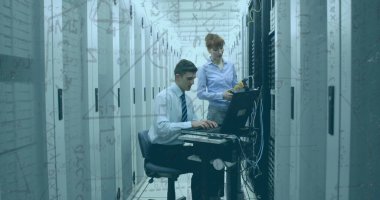 Bilgisayar sunucularıyla teknoloji odasında çalışan insanlar üzerinde matematiksel formüllerin resmi. dijital arayüz küresel bağlantı ve dijital olarak oluşturulan iletişim konsepti.