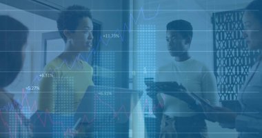Konuşan iş adamları üzerinde dijital arayüz görüntüsü. Global, dijital arayüz ve teknoloji konseptini dijital olarak oluşturulan imajı finanse eder.