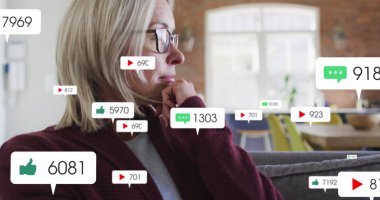 Sosyal medya simgeleri ve evdeki beyaz kadın üzerindeki numaralar. Küresel sosyal medya, veri işleme ve dijital arayüz kavramı dijital olarak oluşturuldu.