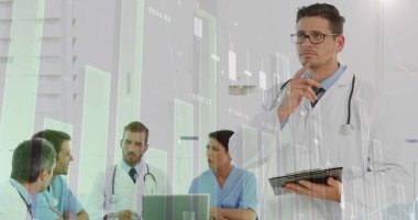 Bilgisayarı kullanan çeşitli doktorların istatistik ve finansal veri işleme görüntüleri. Küresel tıp, iş, teknoloji ve veri işleme kavramı dijital olarak oluşturulmuş görüntü.