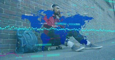 Kulaklık takan melez bir adamın veri işleme görüntüsü. Küresel iş ve dijital arayüz kavramı dijital olarak oluşturulmuş görüntü.