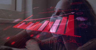 Pencereden bakan yüz maskesi takan kadınla ilgili grafik ve istatistiklerle dijital arayüz görüntüsü. Dijital olarak üretilen küresel koronavirüs pandemik konsepti.