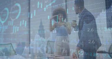 Ofisteki çeşitli iş arkadaşlarıyla ilgili finansal verilerin ve grafiklerin resmi. İş, finans, ekonomi ve işbirliği konsepti dijital olarak oluşturulmuş imaj.