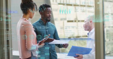 Ofisteki çeşitli iş adamlarının veri işleme görüntüsü. Küresel iş, finans, hesaplama ve veri işleme kavramı dijital olarak oluşturulmuş görüntü.